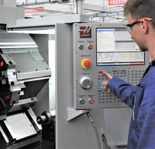 Obsluha CNC stroja