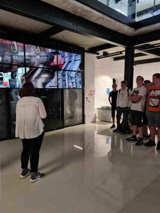 Interaktívna výstava – stála expozícia: Výroba ocele – sprievodkyňa oboznámila žiakov 