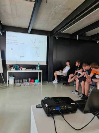 Einsteinovo laboratórium: Šírenie sa svetla v rôznych prostrediach – vzduch, voda 