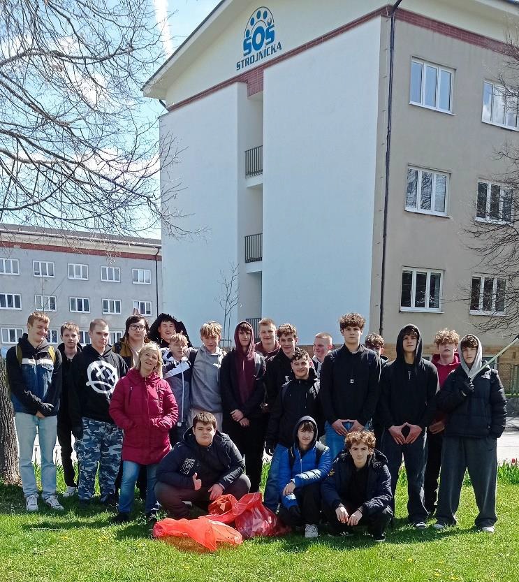 „Spoločne za čisté mesto“ – SOŠ strojnícka opäť pomáha svojmu okoliu
